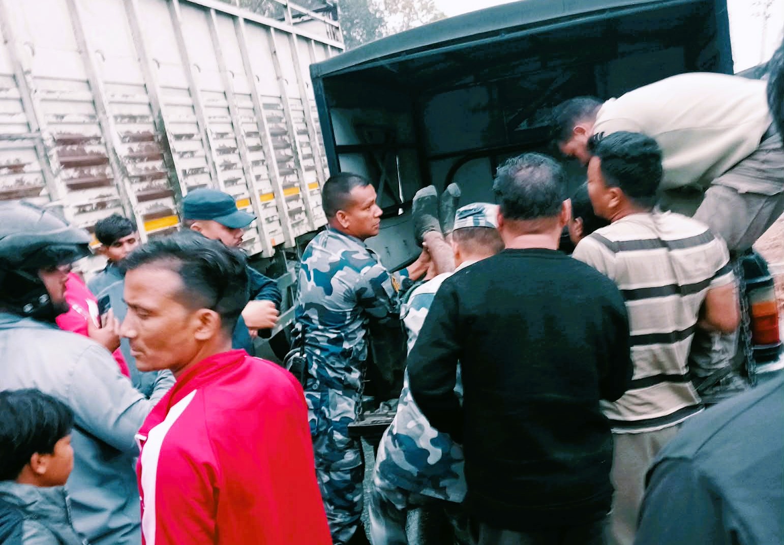 पूर्वी नवलपरासीमा बस, ट्रक र बलेरो गाडी एक आपसमा ठोकिँदा ९ जना घाइते