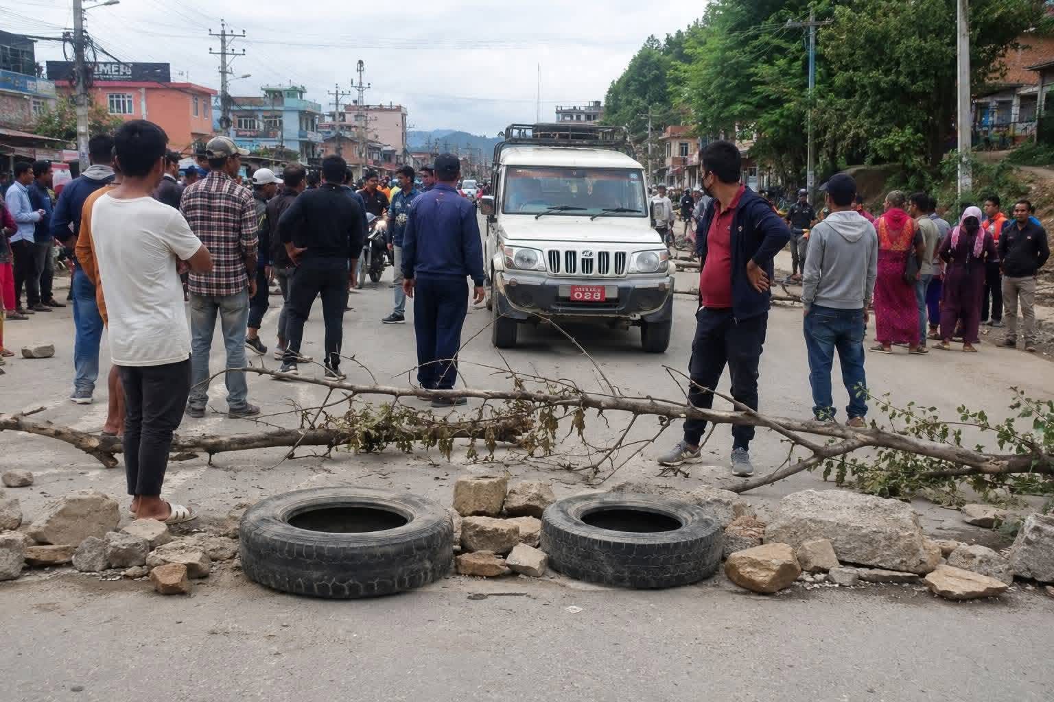 हुम्ला र बाजुरा सीमा क्षेत्र विवादका कारण यातायात ठप्प