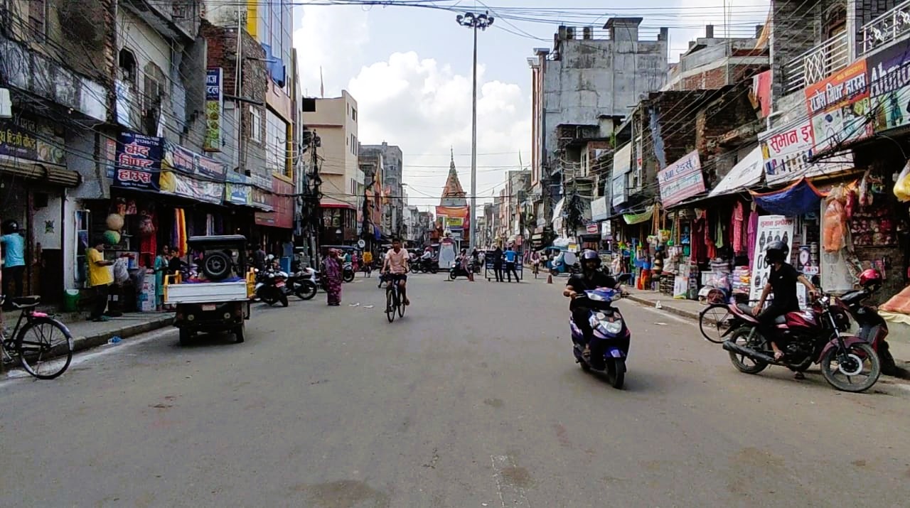 भारतीय बजारमा नेपालीको भीड, नेपाली व्यवसायी ग्राहक कुर्दै