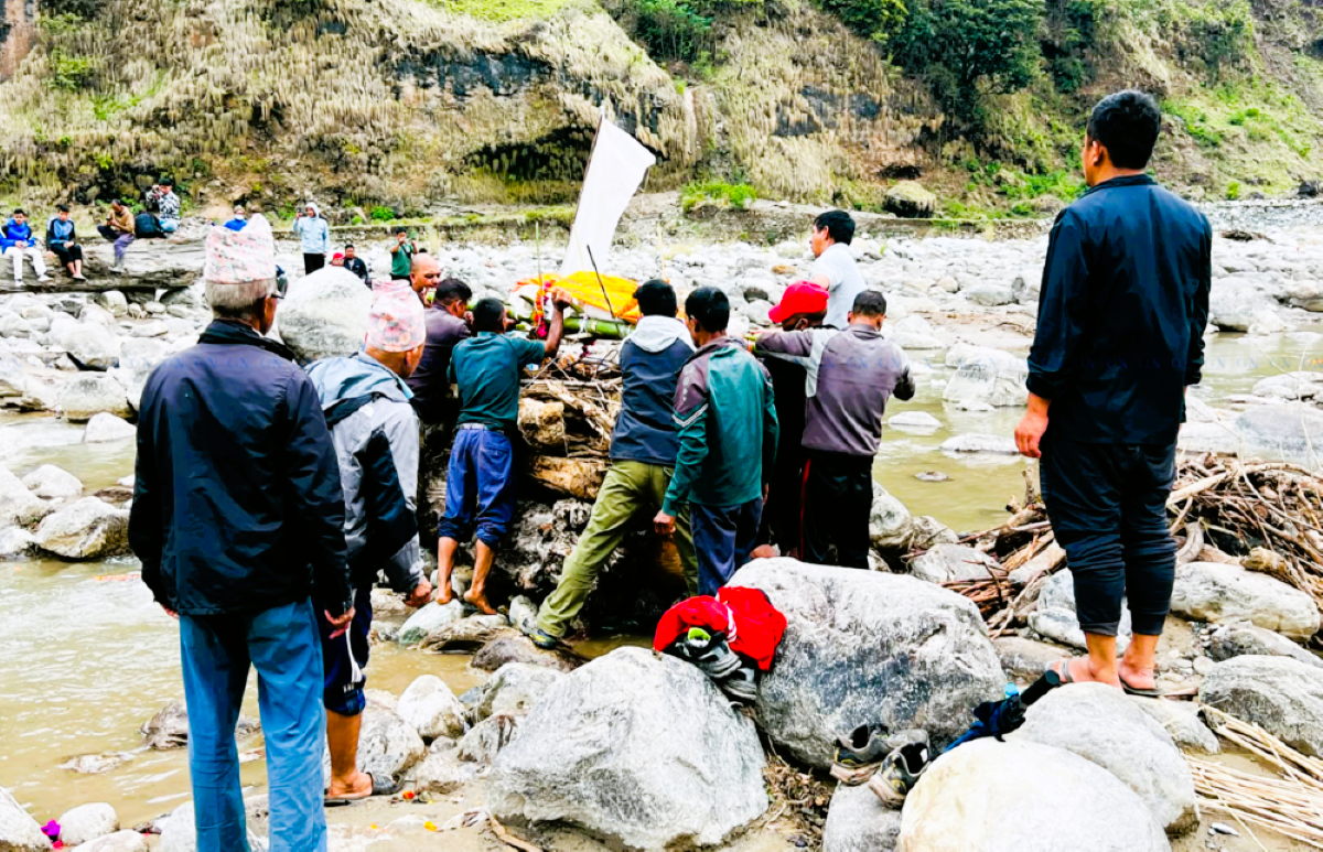 जलजला जिप दुर्घटनाः रुकुम पूर्वका एकै परिवारका ६ जनाको सामूहिक अन्त्येष्टि