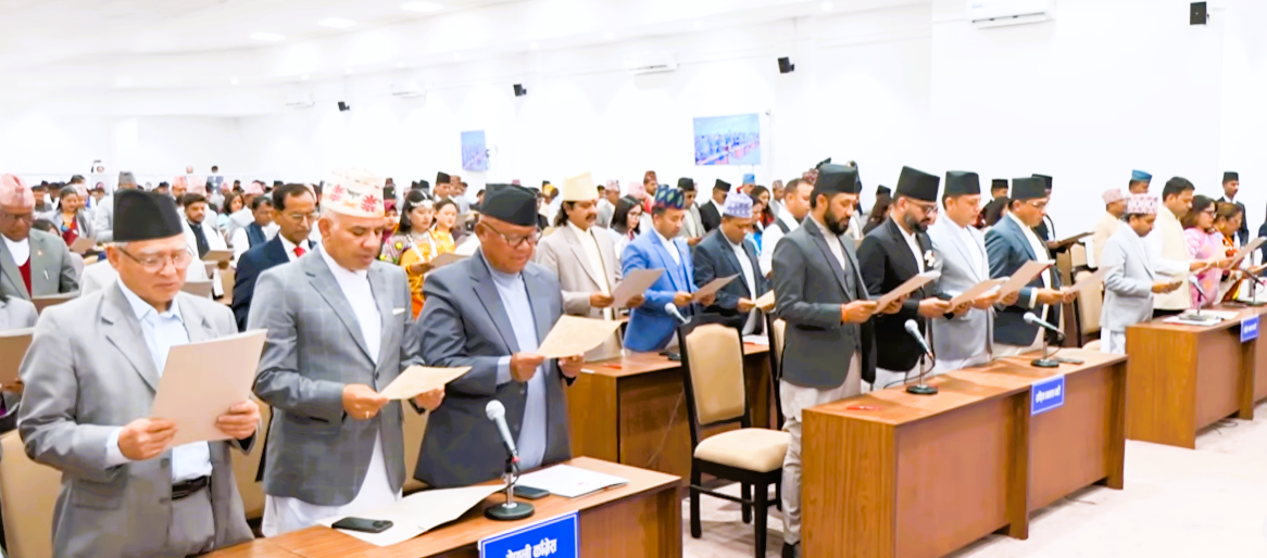 नवनिर्वाचित सांसदहरूद्वारा शपथ ग्रहण