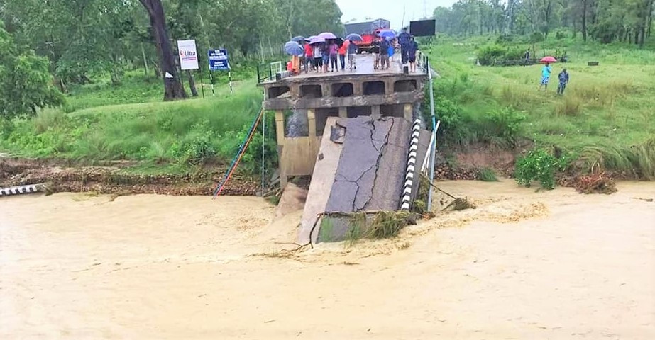 बाढीले महोत्तरीको भप्सी पुल बगायो