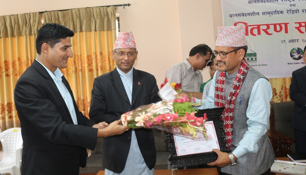 बालसंवेदनशील सामुदायिक रेडियो राष्ट्रिय पत्रकारिता पुरस्कार रेडियो बाजुरालाई