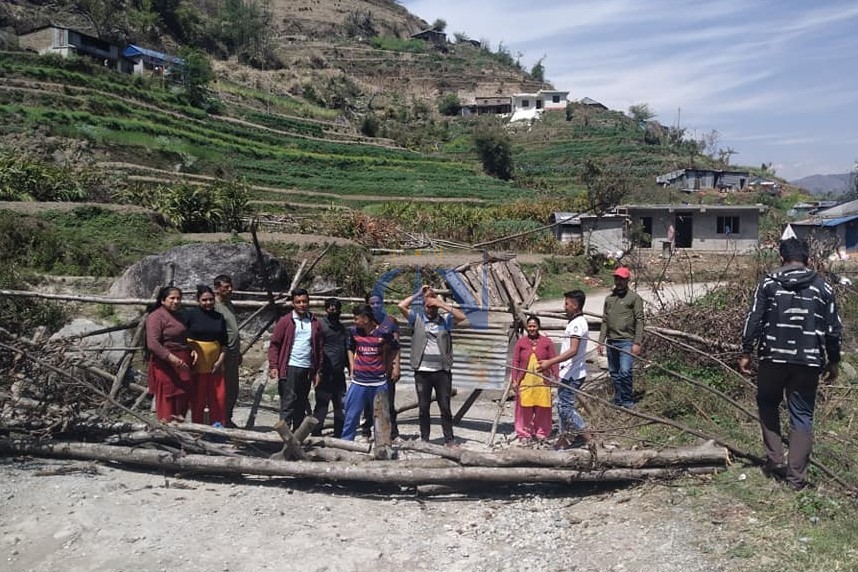 ओहोर – दोहोर बढि भएपछि स्थानीयले बाटो बन्द गरे