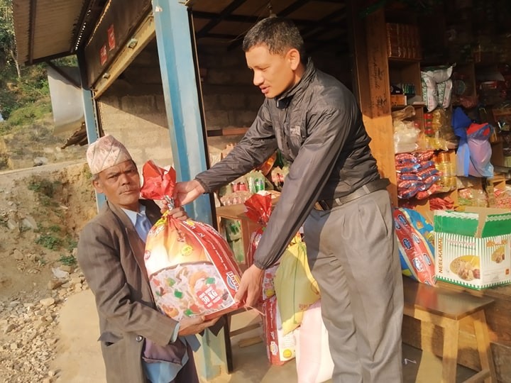 स्थानीयबासीको सहयोगमा अति विपन्नलाई राहत