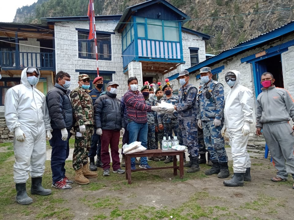 मनाङका सुरक्षाकर्मी, कैदीबन्दी र स्थानीयलाई स्वास्थ्य सामग्री वितरण