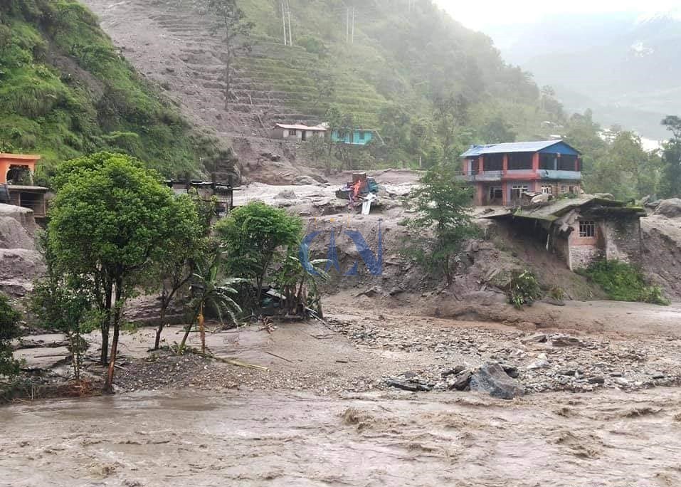 लगातारको वर्षाले पाहाडमा पहिरो, तीन दिनमा ५५ को मृत्यु, ३१ वेपत्ता