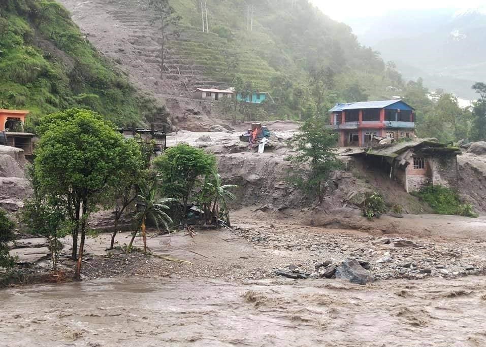 सिन्धुपाल्चोकको जम्बुमा १५ घर बग्यो, २ जनाको शव भेटियो,१८ जना बेपत्ता