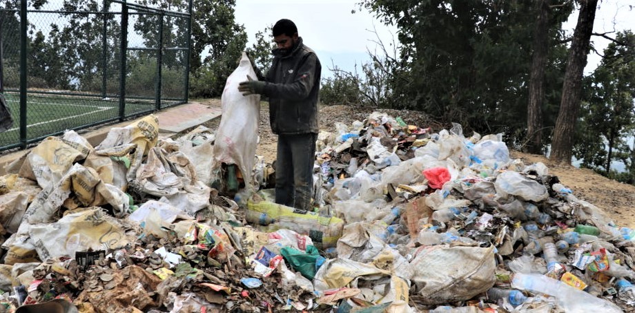 निजी क्षेत्रका सफाइकर्मी खोपको पर्खाइमा