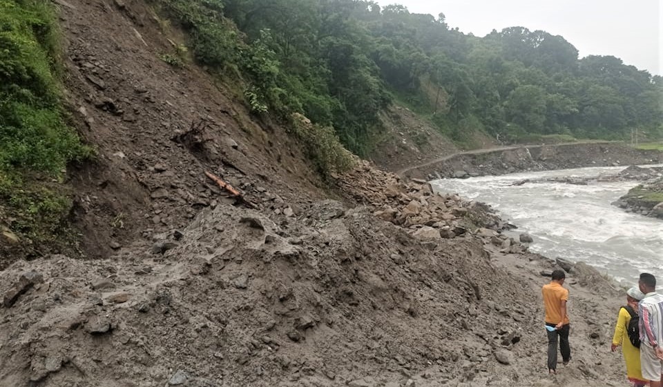 इन्द्रावती तेस्रो जलविद्युत आयोजना छेउमा निरन्तर पहिरो