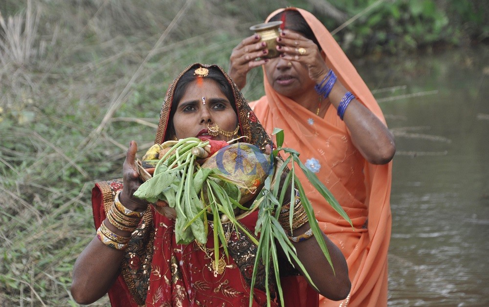 आज अस्ताउँदो सूर्यलाई अर्घ्य दिइँदै