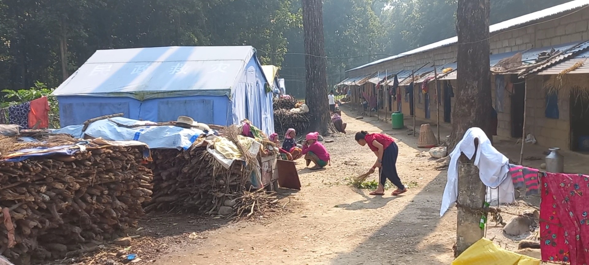 पहिरो प्रभावित अस्थायी टहरामै, उम्मेदवार आश्वासन बाँड्दै