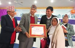 रेडियो लुम्बिनीद्वारा श्रमिक महिला उमाकलालाई नगदसहित सम्मान