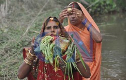 आज अस्ताउँदो सूर्यलाई अर्घ्य दिइँदै