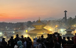 बिहानैदेखि पशुपतिनाथको दर्शन गर्न आउनेहरूको भीड