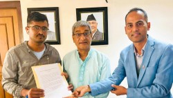 सञ्चार उद्मी हेमराज धितालका हत्यारालाई कार्वाहीको माग गर्दै गृहमन्त्री लेखकको ध्यानाकर्षण