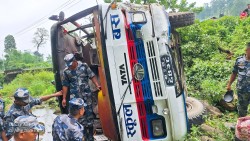 भ्रमण जाँदै गरेका विद्यार्थी चढेको बस दुर्घटनामा १ जनाको मृत्यु