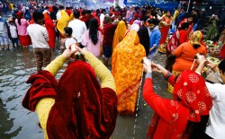 उदाउँदो सूर्यलाई अर्घ दिँदै छठ पर्वको समापन