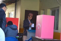 काठमौँलगायतका विभिन्न जिल्लामा बिहानैदेखि मतदान सुरु