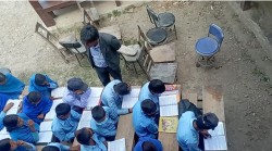 बाढीले कक्षाकोठा बगाएपछि खुल्ला आकासमा पढ्दै विद्यार्थी 