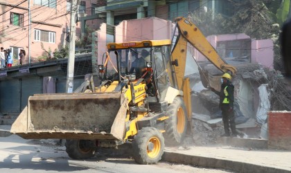 धोबीखोला किनारका अतिक्रमित संरचना भत्काउँदै महानगर