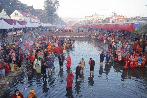 उदाउँदो सूर्यलाई अर्घ्य दिएर छठ समापन (काठमाडौँमा छठ समापनका तस्विरहरू)