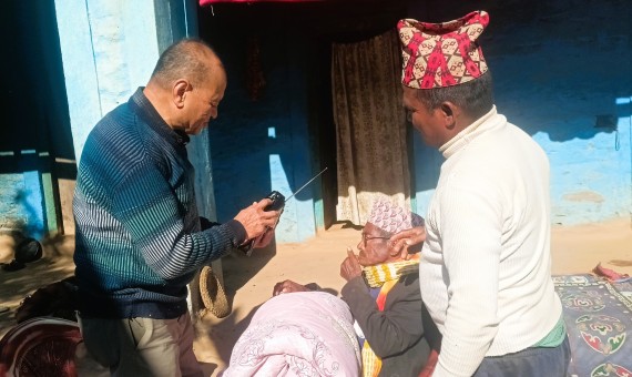 आफनो एफएमको स्थापना दिवसको अवसरमा न्यानो कपडा तथा रेडियो सेट वितरण