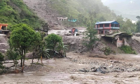 सिन्धुपाल्चोकको जम्बुमा १५ घर बग्यो, २ जनाको शव भेटियो,१८ जना बेपत्ता