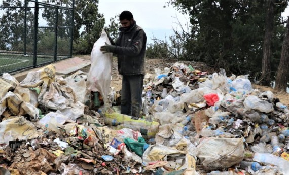 निजी क्षेत्रका सफाइकर्मी खोपको पर्खाइमा