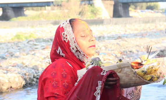उदाउँदो सूर्यलाई अर्घ्य दिएर छठकाे समापन