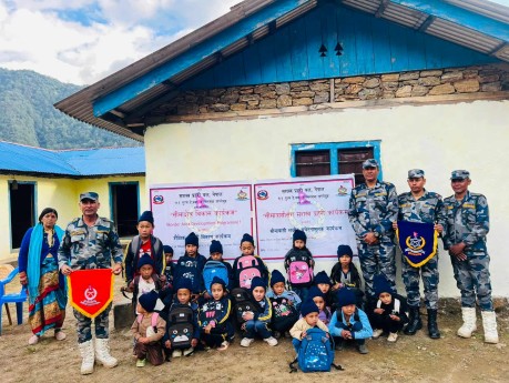 ताप्लेजुङकाे कालिखोला आधारभूत विद्यालयका छात्रछात्राहरुलाई शैक्षिक सामाग्री वितरण  
