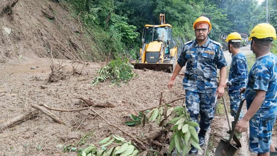 पहिरोमा पुरिएर इलाममा मात्रै १८ जनाको मृत्यु