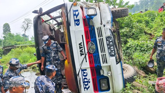 भ्रमण जाँदै गरेका विद्यार्थी चढेको बस दुर्घटनामा १ जनाको मृत्यु
