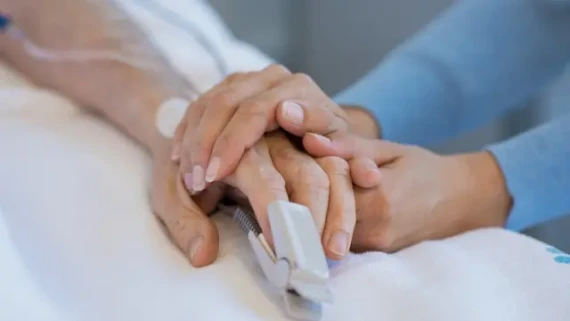 क्यान्सर प्रभावितलाई उपचारमा सहयोग गर्न साइकल यात्रा