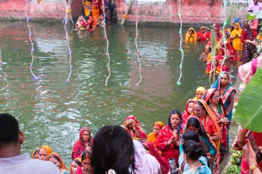 छठ पर्व : अस्ताउँदो सूर्यलाई अर्घ दिइयो