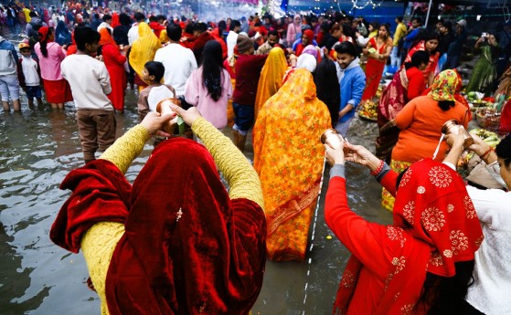 उदाउँदो सूर्यलाई अर्घ दिँदै छठ पर्वको समापन