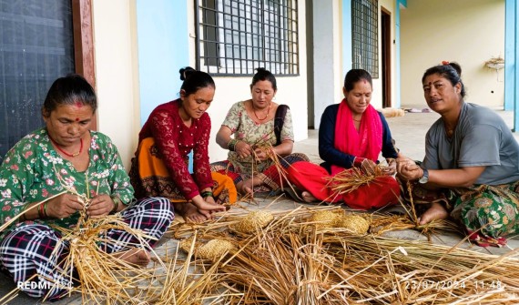 पाल्पा बगनासकालीका महिला परालको चप्पल बनाएर आत्मनिर्भर 