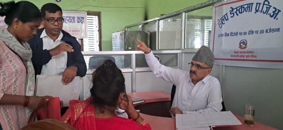 नवलपरासीका प्रजिअ लम्सालले हेल्प डेस्कमार्फत सेवाग्राहीको गुनासो सुन्दै