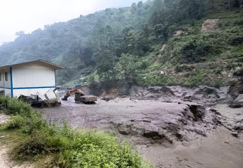बाढीपछि रसुवामा १८ जना सम्पर्कविहीन, खोजी हुँदै  
