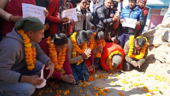 अदालतलाई फूल चढाएर कृतज्ञता ज्ञापन 