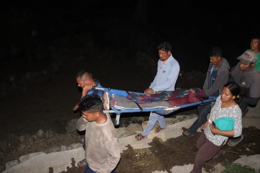 च्याप्नेगाडको भिरालो बाटोमै महिला सुत्केरी, आमा र शिशुको सफल उद्धार 