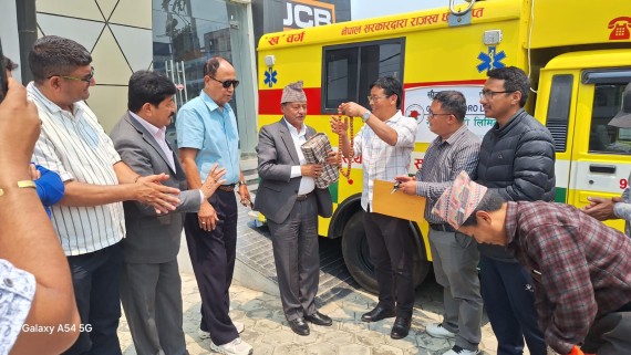 सिलीचोङ गाउँपालिकालाई एम्बुलेन्स हस्तान्तरण