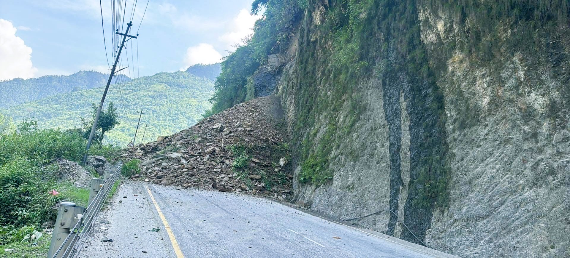 मुग्लिन नारायणगढ सडक खण्डमा पहिरो खस्दा सवारी आवागमन अवरुद्ध