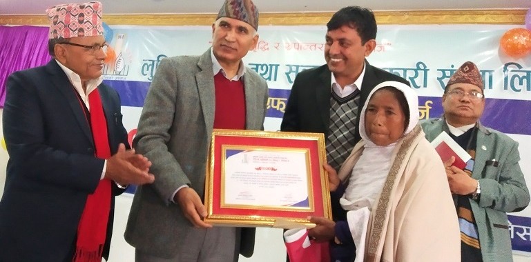 रेडियो लुम्बिनीद्वारा श्रमिक महिला उमाकलालाई नगदसहित सम्मान