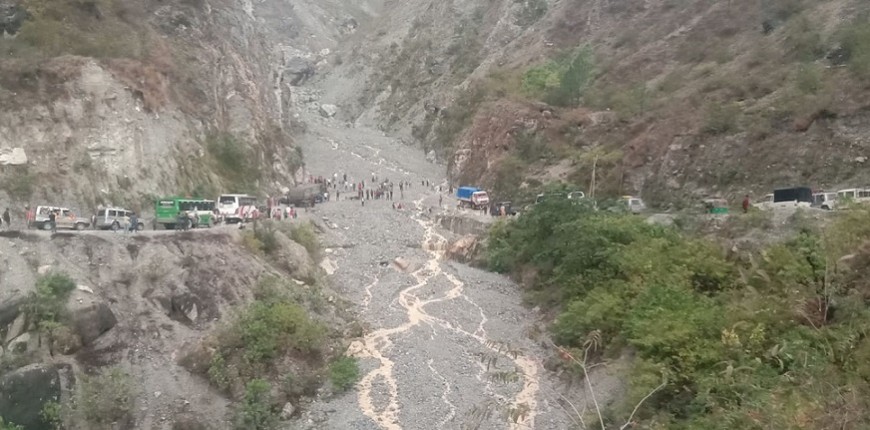 बाढीले दुईदिन देखि सिद्विचरण राजमार्ग अवरुद्ध