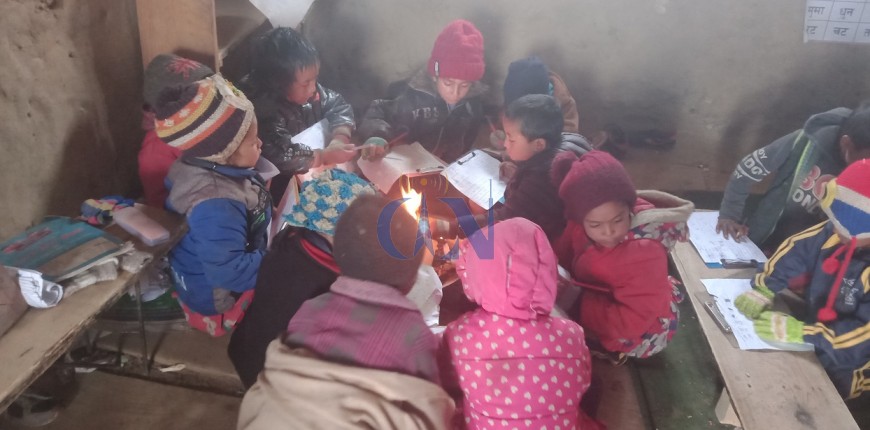 आगो ताप्दै वार्षिक परीक्षा दिंदै विद्यार्थी