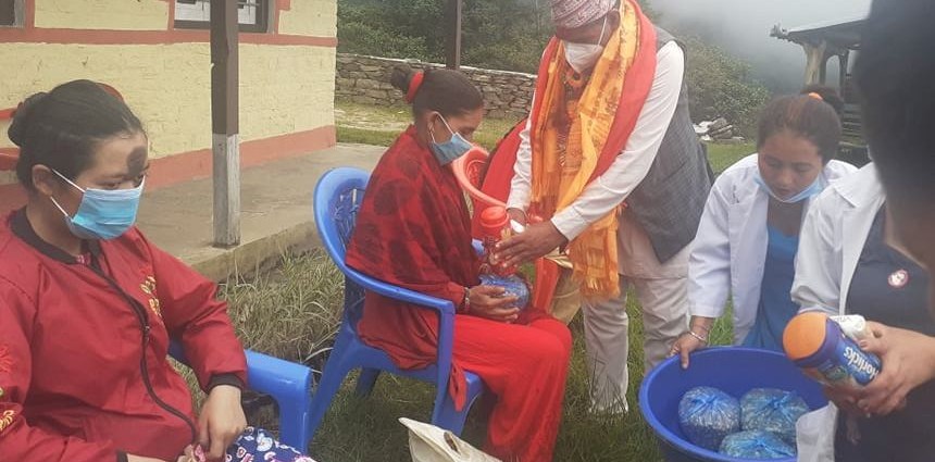 वडा अध्यक्षको जन्मदिनमा गर्भवतीलाई पोषिलो खानेकुरा र परामर्श