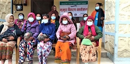 बरेङमा ४६ सुत्केरीलाई कुखुरा उपहार