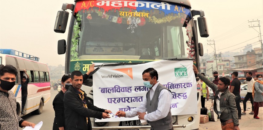 बालविवाह अन्त्यका लागि सूचनामूलक सामग्री भरिएको पेनड्राइभ वितरण