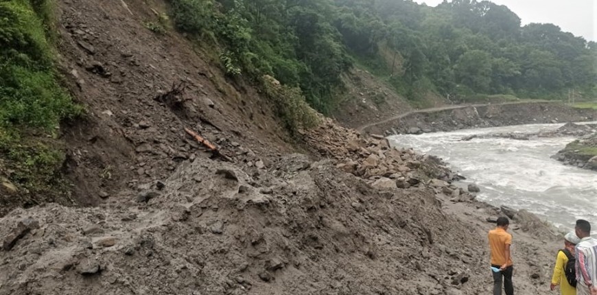 इन्द्रावती तेस्रो जलविद्युत आयोजना छेउमा निरन्तर पहिरो